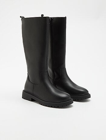 Par de botas de cano alto em imitação de pele