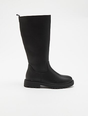 Par de botas de cano alto em imitação de pele