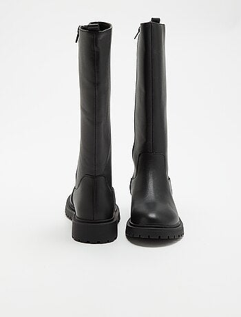 Par de botas de cano alto em imitação de pele
