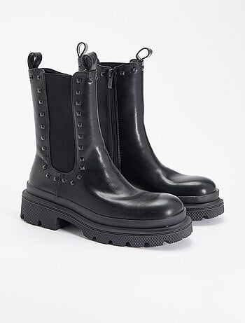 Par de botas de salto com tachas decorativas