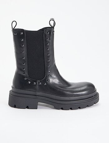 Par de botas de salto com tachas decorativas