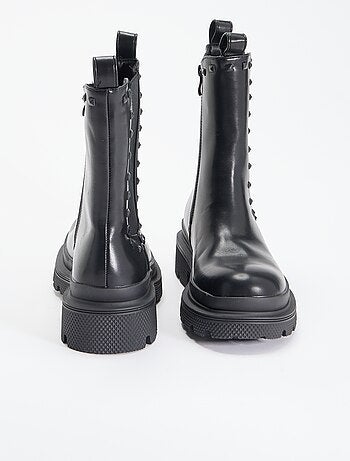 Par de botas de salto com tachas decorativas