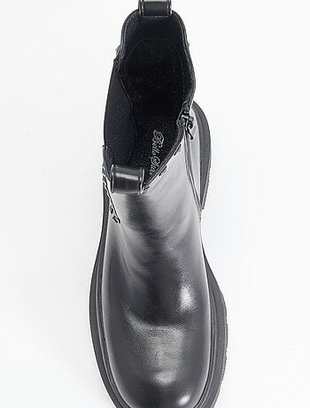 Par de botas de salto com tachas decorativas