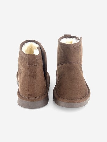 Par de botas forradas em camurça sintética