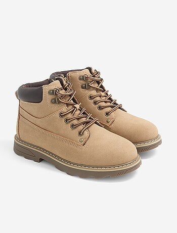 Par de botas tipo trekking com atacadores