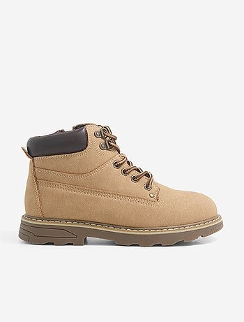 Par de botas tipo trekking com atacadores