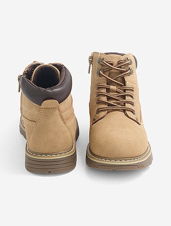 Par de botas tipo trekking com atacadores