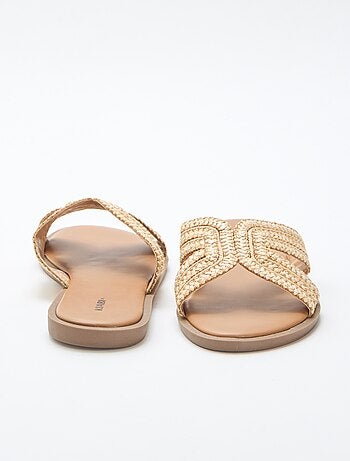 Par de chinelos de enfiar com tiras de palha