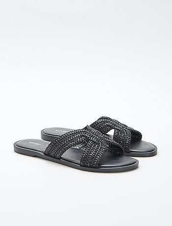 Par de chinelos de enfiar com tiras de palha