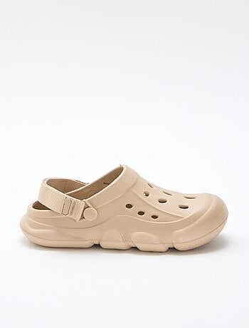 Par de chinelos de praia fechados