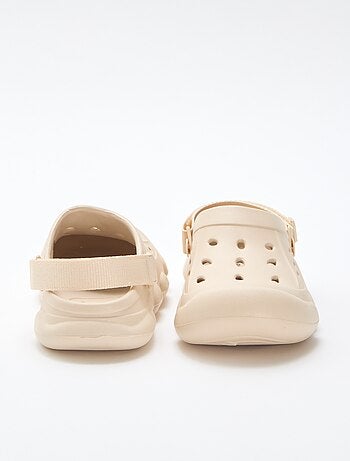 Par de chinelos de praia fechados