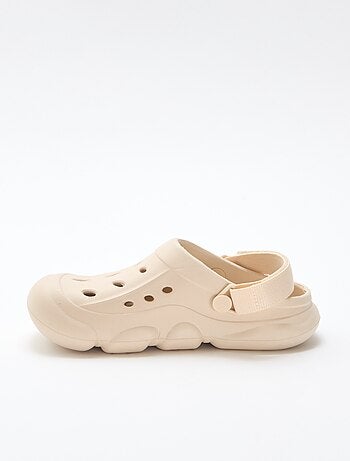 Par de chinelos de praia fechados