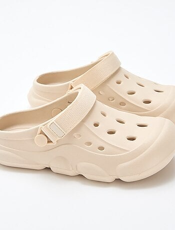 Par de chinelos de praia fechados