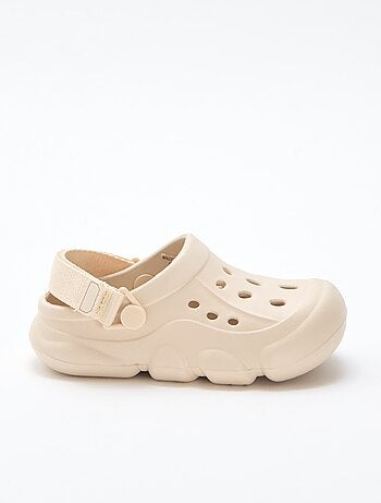 Par de chinelos de praia fechados lisos