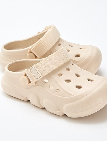 Par de chinelos de praia fechados lisos