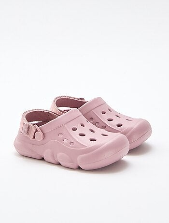 Par de chinelos de praia fechados lisos