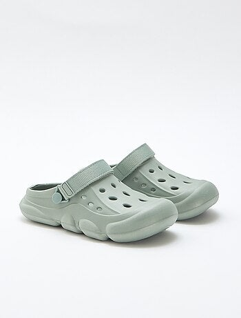 Par de chinelos de praia fechados