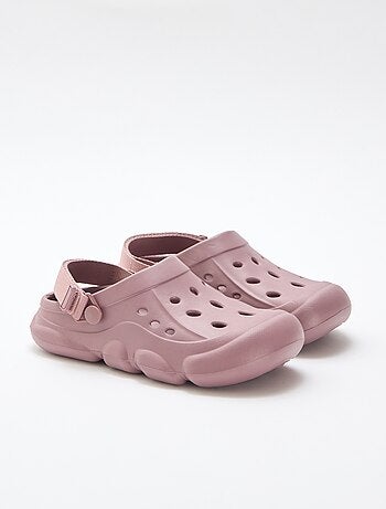 Par de chinelos de praia fechados