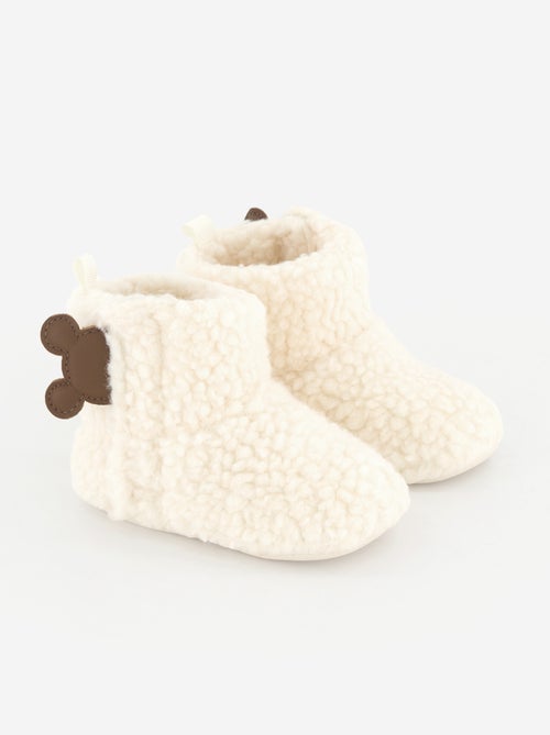Par de pantufas 'Disney' em material tipo carneiro - Kiabi Par de pantufas 'Disney' em material tipo carneiro - Kiabi
