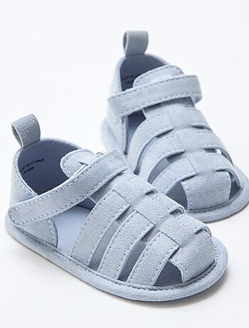 Par de sandálias com velcro