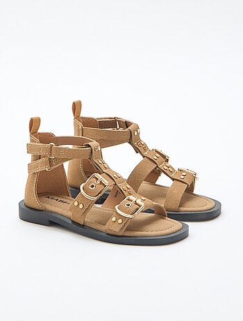 Par de sandálias rasas com tiras de tachas