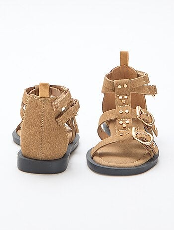 Par de sandálias rasas com tiras de tachas