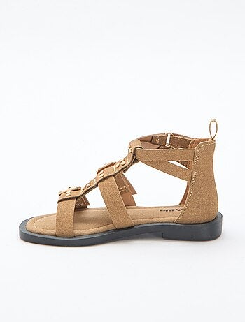 Par de sandálias rasas com tiras de tachas