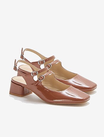 Par de sapatos de salto alto envernizados brilhantes lisos