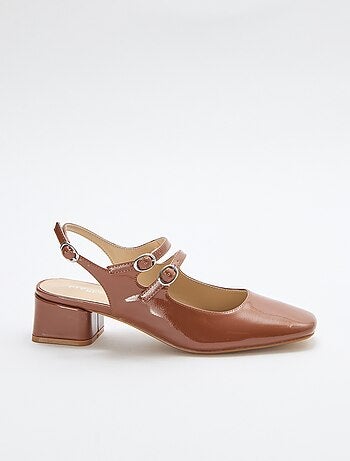 Par de sapatos de salto alto envernizados brilhantes lisos