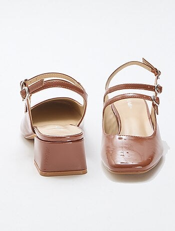 Par de sapatos de salto alto envernizados brilhantes lisos