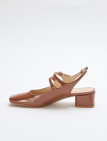 Par de sapatos de salto alto envernizados brilhantes lisos