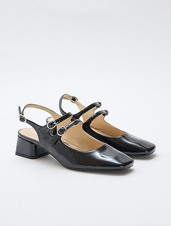Par de sapatos de salto alto envernizados brilhantes lisos