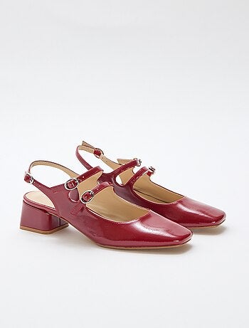 Par de sapatos de salto alto envernizados brilhantes lisos