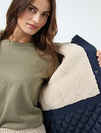 Parka comprida com capuz e forro efeito ovelha