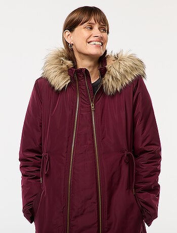Parka de maternidade com detalhe de transporte de bebê