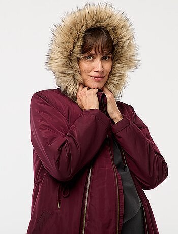 Parka de maternidade com detalhe de transporte de bebê