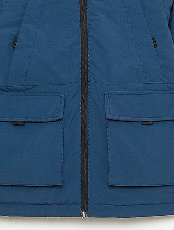 Parka leve com capuz e 2 bolsos de fole com aba