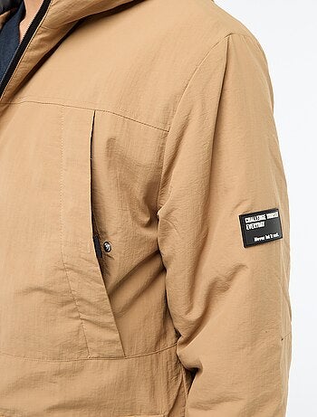 Parka leve com capuz repelente à água