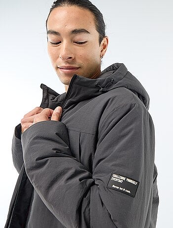 Parka leve com capuz repelente à água