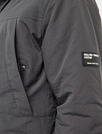 Parka leve com capuz repelente à água