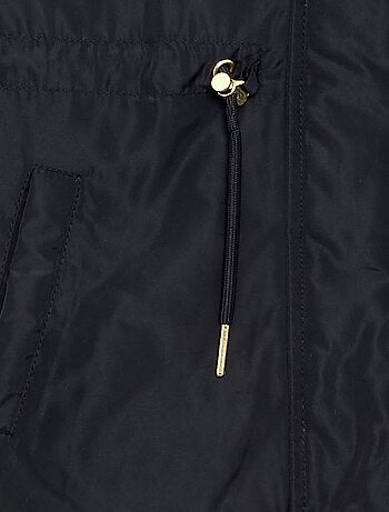 Parka macia com capuz e pelo sintético