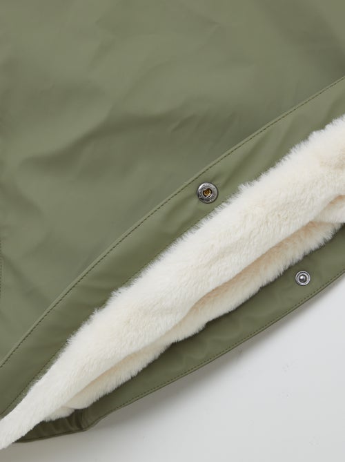 Parka poncho em \"pelo\" sintético - coleção fácil de vestir - Kiabi Parka poncho em \"pelo\" sintético - coleção fácil de vestir - Kiabi
