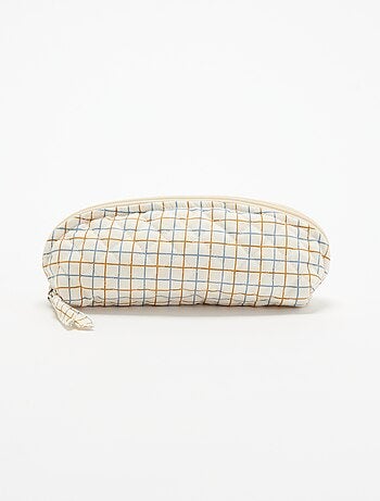 Pequena bolsa em tecido acolchoado