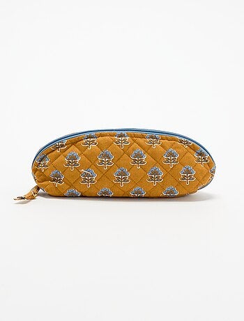 Pequena bolsa em tecido acolchoado