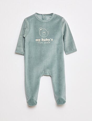 Pijama de veludo com pés e animação na frente