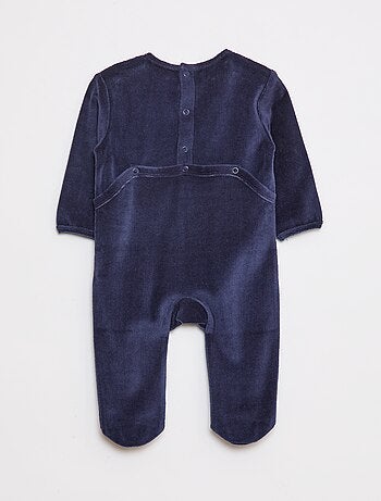 Pijama de veludo com pés e desenho na frente