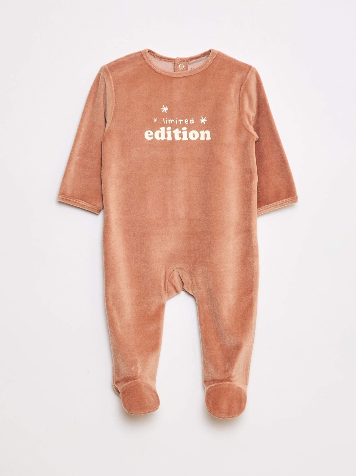 Pijama de veludo com pés e desenho na frente