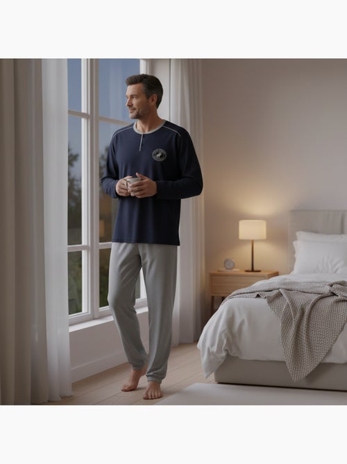 Pijama homem forrado polar com escudo bordado ozabi - Kiabi Pijama homem forrado polar com escudo bordado ozabi - Kiabi