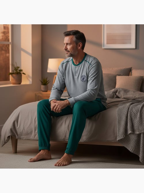 Pijama homem forrado polar com escudo bordado ozabi - Kiabi Pijama homem forrado polar com escudo bordado ozabi - Kiabi