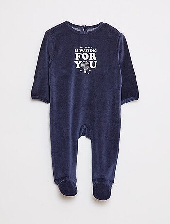 Pijama polar com pés e desenho à frente
